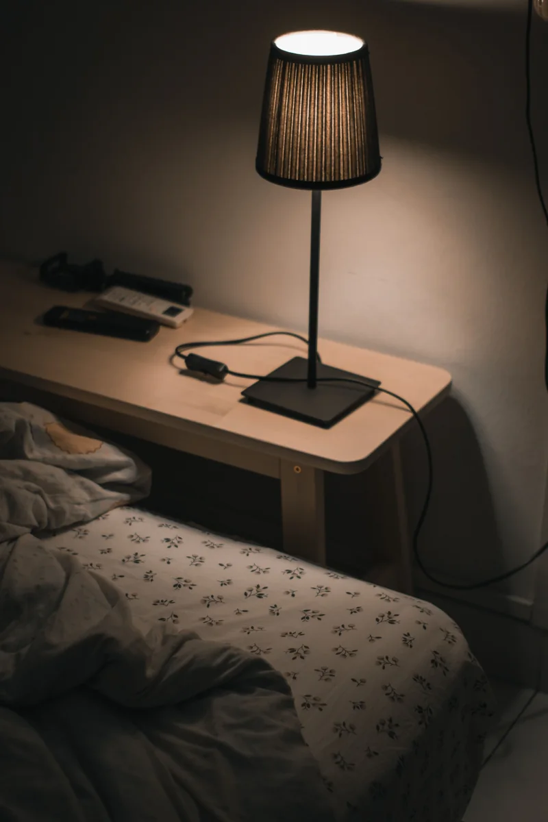 Lámpara de noche encendida junto a la cama, evaluación del insomnio crónico en Valladolid Lámpara de noche encendida junto a la cama, evaluación del insomnio crónico en Valladolid