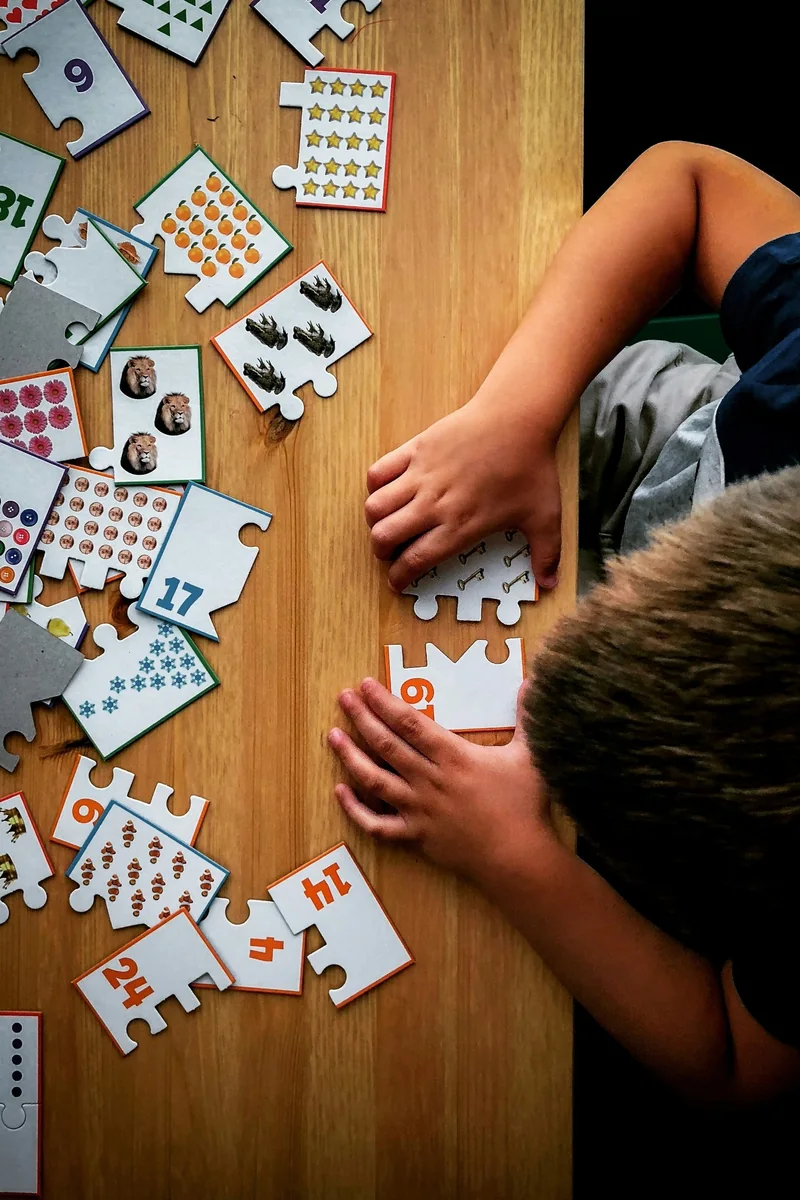Evaluación de TDAH en niños y adolescentes Niño jugando con tarjetas didácticas, evaluación de TDAH infantil en Valladolid